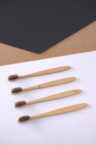 cepillos de dientes de bambú - dental hygiene elegance black toothbrush fotografías e imágenes de stock