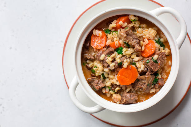 sopa casera de carne y cebada. - vegetable barley soup fotografías e imágenes de stock