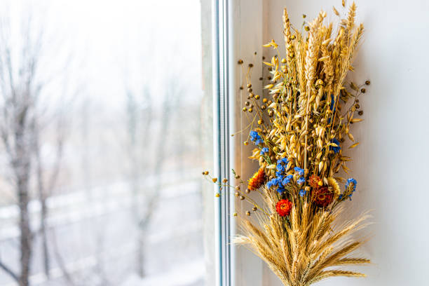 Flower dry arrangement in traditional Ukrainian tradition for Christmas called Didukh on windowsill with dried bouquet in winter Flower dry arrangement in traditional Ukrainian tradition for Christmas called Didukh on windowsill with dried bouquet in winter winter rye stock pictures, royalty-free photos & images