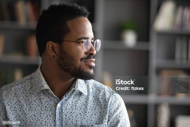 Nachdenklicher Afrikanischer Amerikanischer Mann Blick In Der Ferne Visualisierung Stockfoto und mehr Bilder von Männer