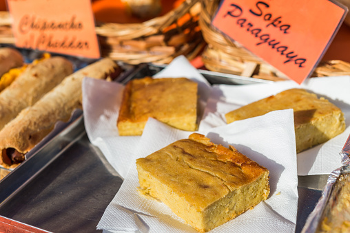 Plato paraguayo llamado sopa paraguaya en un mercado de comida callejera photo