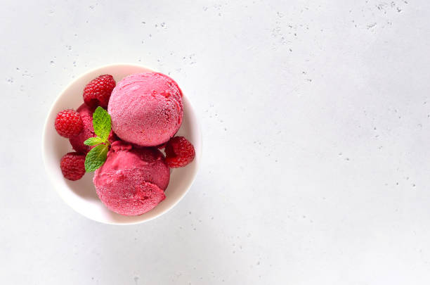 ボウルに新鮮なラズベリーとラズベリーアイスクリームスクープ - organic raspberry ストックフォトと画像