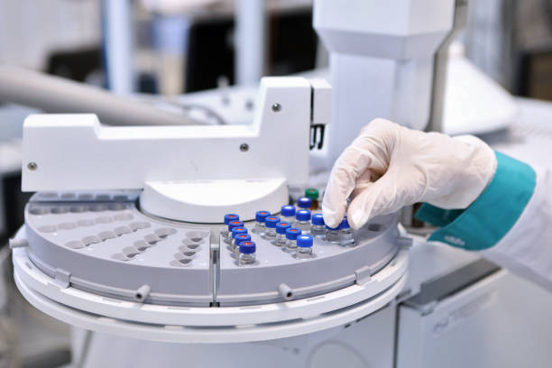 Quality Control Laboratory medicine. Chromatograph operation. A woman makes an analysis on a gas chromatograph. Development of a new vaccine against the covid-19 virus Quality Control Laboratory medicine. Chromatograph operation. A woman makes an analysis on a gas chromatograph. Development of a new vaccine against the covid-19 virus.Pharmaceutical factory laboratory equipment stock pictures, royalty-free photos & images