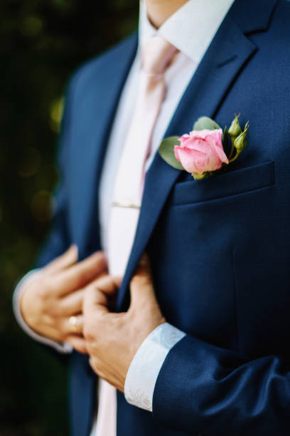 el primer plano de boutonniere del novio. floristería de boda. accesorios de boda - novio participación en la boda fotografías e imágenes de stock