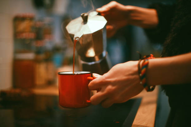 close-up das mãos de uma mulher servindo café - cup coffee pot coffee coffee cup - fotografias e filmes do acervo