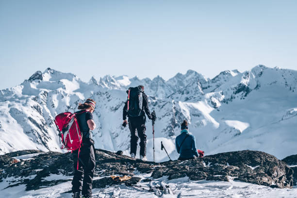 narciarze backcountry relaksują się na grzbiecie górskim - on top of mountain peak success cold zdjęcia i obrazy z banku zdjęć