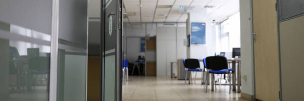 empty company office in time of coronavirus quarantine - wide screen imagens e fotografias de stock