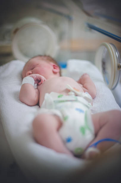 новорожденный в неонатальном отделении - new childbirth new life love стоковые фото и изображения