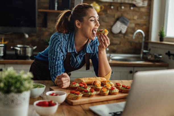 mujer sonriente disfrutando en el gusto de la bruschetta saludable con los ojos cerrados. - brushetta fotografías e imágenes de stock