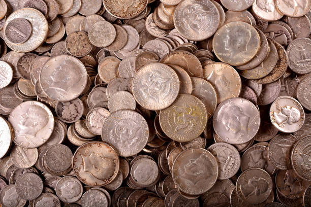 숫자 미국 골동품 실버 주화의 배경 - stack quarter coin us coin 뉴스 사진 이미지
