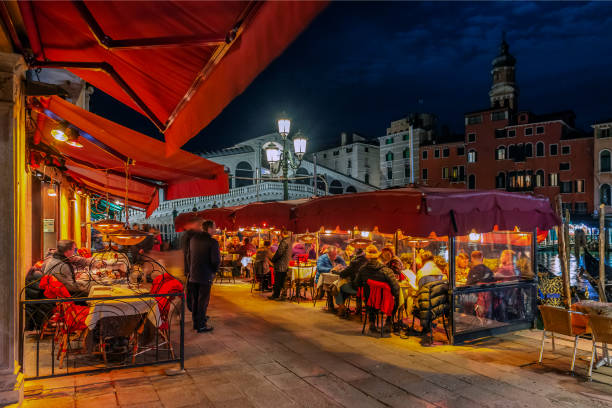 straßencafés und restaurants bei nacht in venedig - people winter urban scene chair stock-fotos und bilder