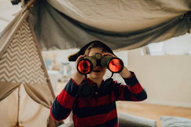 маленький исследователь - little boys discovery binoculars child стоковые фото и изображения