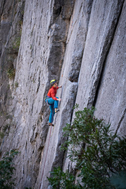 dziewczyna wspinaczki ciężko pracuje na bardzo technicznym odcinku trudnego wznoszenia, el potrero chico, meksyk - muscular build rock climbing mountain climbing women zdjęcia i obrazy z banku zdjęć