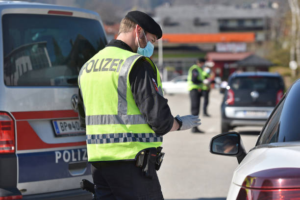 kryzys korony - kontrole policyjne w austrii - traffic cop obrazy zdjęcia i obrazy z banku zdjęć