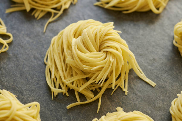 hausgemachte pasta - linguini stock-fotos und bilder