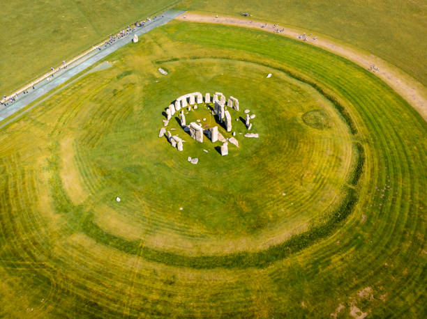 vista aérea de stonehenge en verano, inglaterra - stonehenge fotografías e imágenes de stock