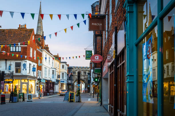 luftaufnahme des high street gate und der kathedrale von salisbury am abend - england cathedral church architecture stock-fotos und bilder