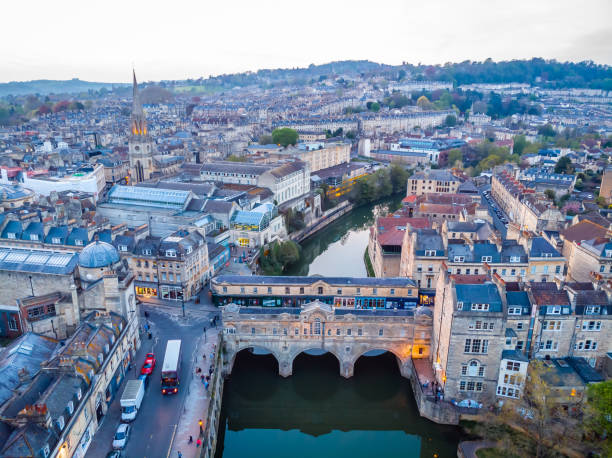 abendansicht der pulteney-brücke in bath, england - bath england england bridge aerial view stock-fotos und bilder