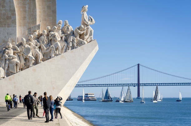 modello di scoperte, monumento alle scoperte portoghesi a lisbona - caravel nautical vessel sailing ship passenger ship foto e immagini stock