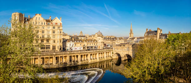 luftaufnahme der pulteney-brücke in bath, england - bath england england bridge aerial view stock-fotos und bilder