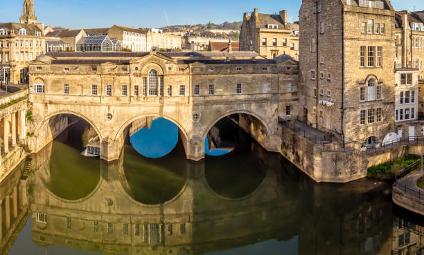 luftaufnahme der pulteney-brücke in bath, england - bath england england bridge aerial view stock-fotos und bilder