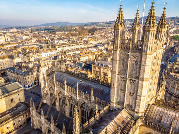 luftaufnahme der abtei bath, england - bath england england bridge aerial view stock-fotos und bilder