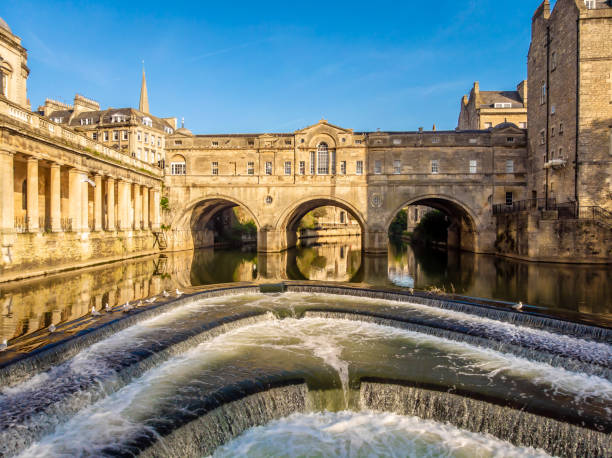 luftaufnahme der pulteney-brücke in bath, england - bath england england bridge aerial view stock-fotos und bilder