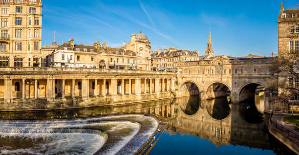 luftaufnahme der pulteney-brücke in bath, england - bath england england bridge aerial view stock-fotos und bilder