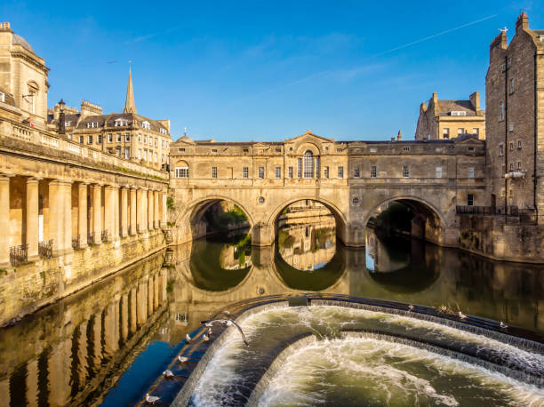 vue aérienne du pont de pulteney dans bath, angleterre - bath england photos et images de collection