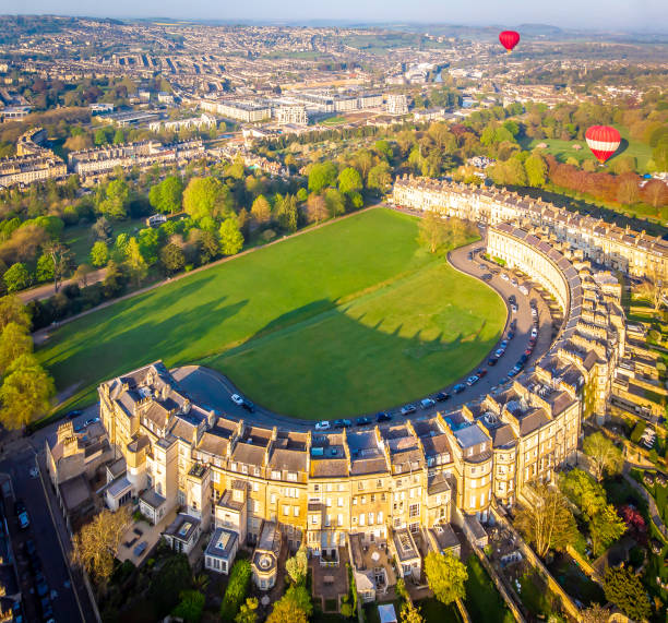 view of royal crescent house in bath, england - palladian imagens e fotografias de stock