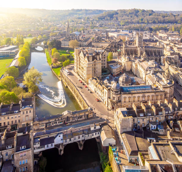 luftaufnahme der pulteney-brücke in bath, england - bath england england bridge aerial view stock-fotos und bilder