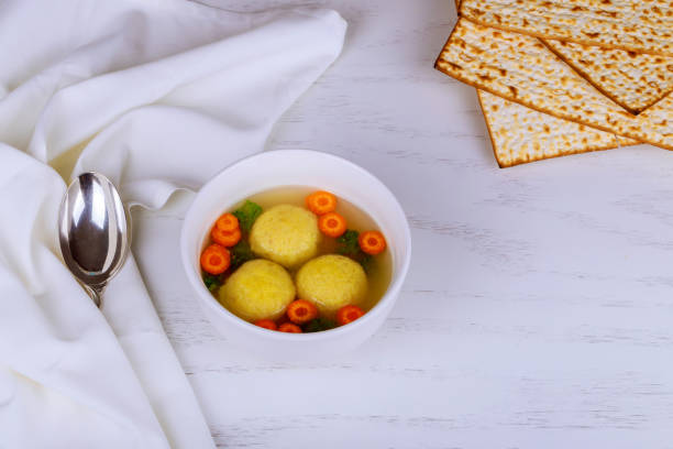 żydowska tradycyjna kuchnia matzoh zupa kulowa - matzo ball hebrew script food dumpling zdjęcia i obrazy z banku zdjęć