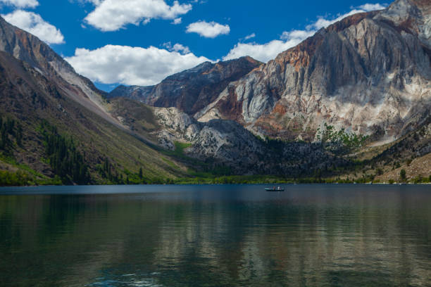 convict lake in mono country california in the sierra nevada mountains, near mammoth - convict lake imagens e fotografias de stock