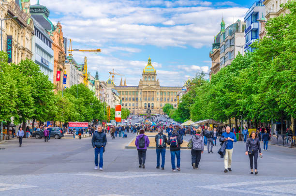 プラハ、チェコ共和国、2019年5月13日:人々観光客は、木々の路地と国立博物館の背景の歴史的建造物、ボヘミアとヴァーツラフ広場を歩いています - national holiday eastern europe bohemia alley ストックフォトと画像