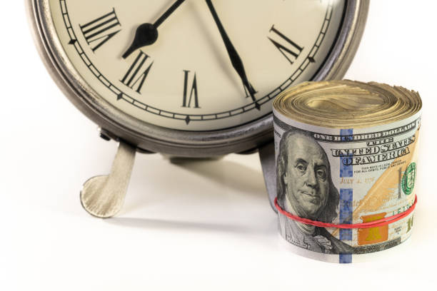 시간은 돈 개념입니다 - finance photography us currency stopwatch 뉴스 사진 이미지