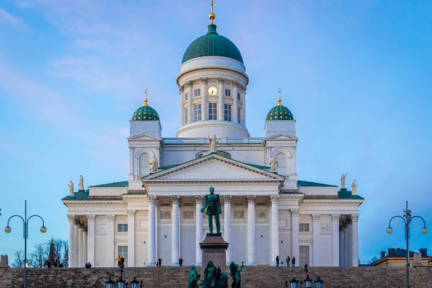 catedral de helsinque em dia ensolarado - helsinki lutheran cathedral - fotografias e filmes do acervo