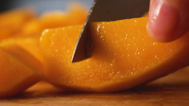 Cut the mango.