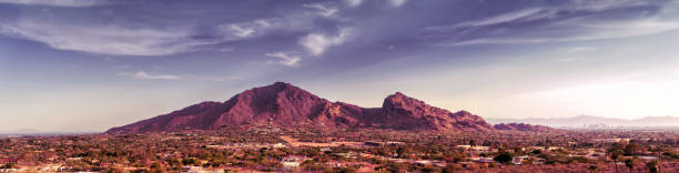 phoenix und scottsdale, arizona, tal der sonne mit camelback mountain - panoramic canyon arizona scenics stock-fotos und bilder