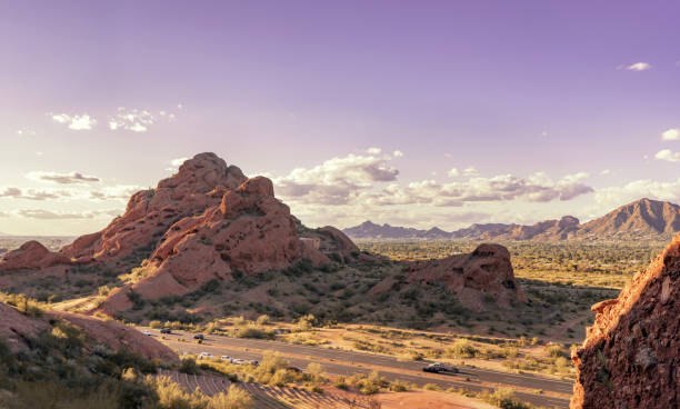 アリゾナ州フェニックスの眺め(パパゴパークノースからキャメルバック山へ向かう)。 - papago ストックフォトと画像
