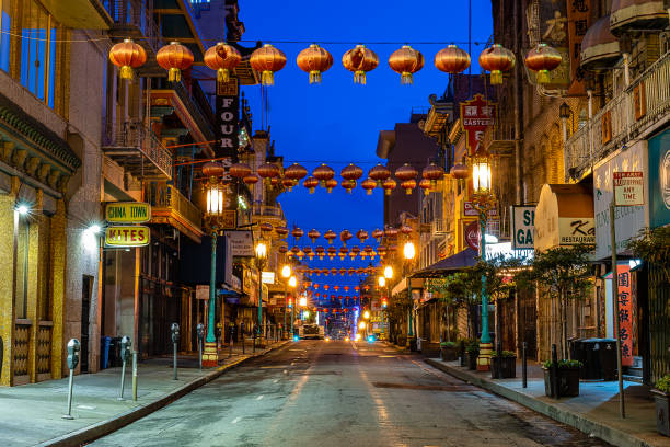 чайнатаун в голубой час - chinatown san francisco chinatown san francisco county cityscape стоковые фото и изображения