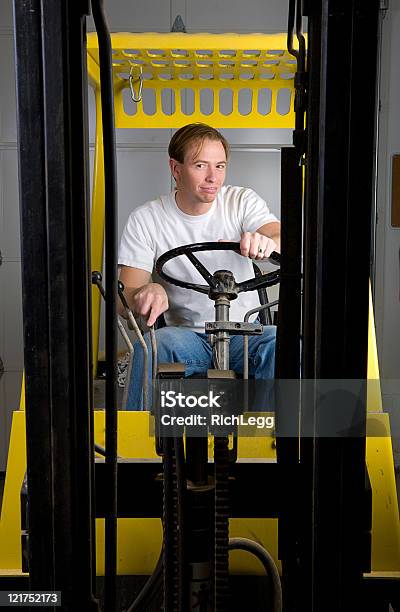 Serie Tienda De Madera Foto de stock y más banco de imágenes de Adulto - Adulto, Adulto joven, Alegre