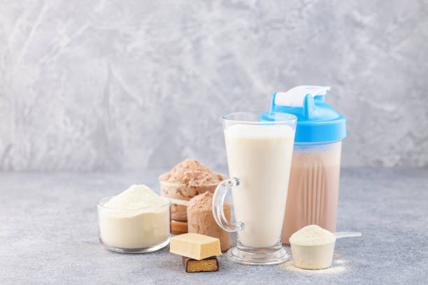 protein shake bottle, powder and bars - body building milk shake protein drink drink imagens e fotografias de stock