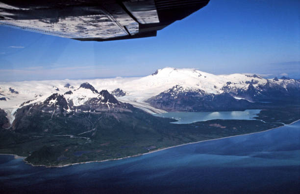 flying to katmai peninsula, alaska - katmai peninsula imagens e fotografias de stock