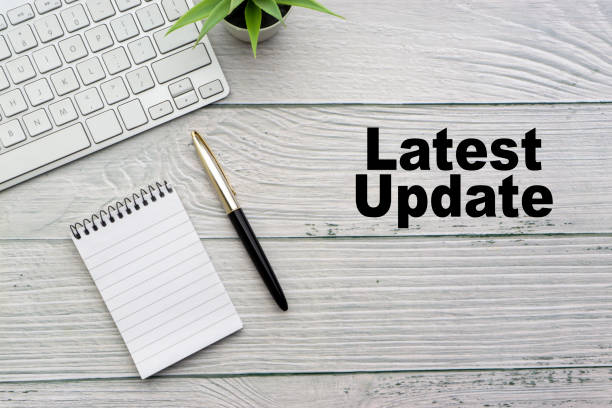 terbaru update teks dengan notepad, keyboard, vas dekoratif dan pena air mancur di latar belakang kayu. - kabar terbaru komunikasi potret stok, foto, & gambar bebas royalti