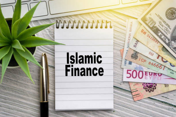 ISLAMIC FINANCE text with notepad, keyboard, decorative vase, fountain pen, and banknotes currency on wooden background ISLAMIC FINANCE text with notepad, keyboard, decorative vase, fountain pen, and banknotes currency on wooden background. Business and copy space concept sharia stock pictures, royalty-free photos & images