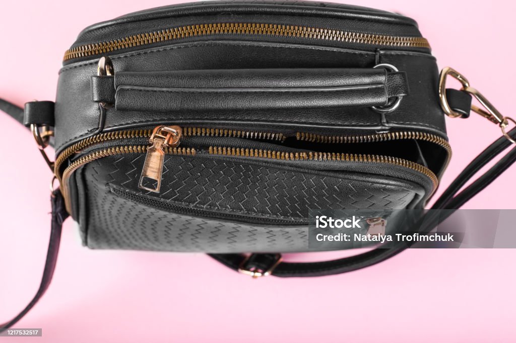 törött cipzár egy női táskán, felülnézet, színes háttér - Jogdíjmentes Absztrakt témájú stock fotó törött cipzár egy női táskán, felülnézet, színes háttér - Jogdíjmentes Absztrakt témájú stock fotó