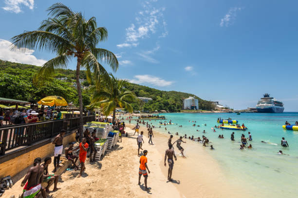 ジャマイカのオーチョリオスのフィッシャーマンズビーチでリラックスする人々 - オーチョリオス 写真 ストックフォトと画像