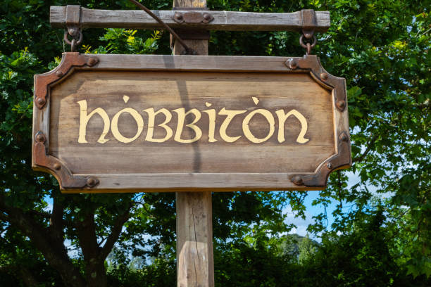 cartello di hobbiton allo hobbiton movie ambientato a matamata, isola del nord, nuova zelanda - image title foto e immagini stock