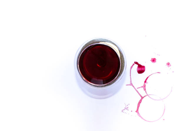 un bicchiere di vino rosso rosa su sfondo bianco con tracce di vino. spazio di copia gratuito. - cork tops foto e immagini stock