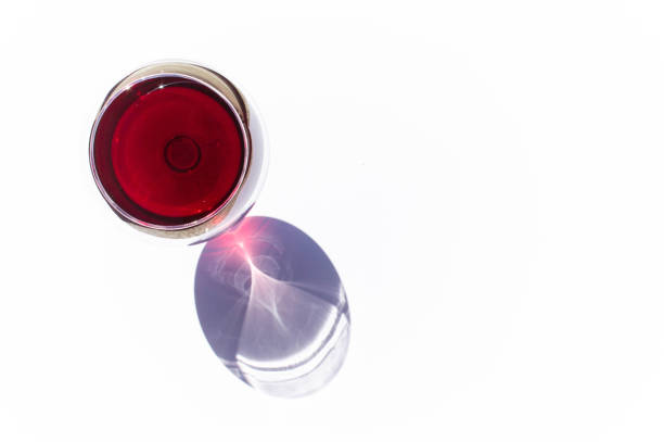 kieliszek różowego czerwonego wina na białym tle z musującymi cieniami. widok z góry. wolne miejsce na kopiowanie. - pink glass wine bubble zdjęcia i obrazy z banku zdjęć